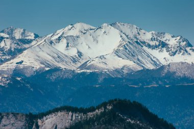 Muhteşem manzarasına Kafkasya dağlarında. Karla kaplı tepeler, mavi gökyüzü, güneşli bir gün