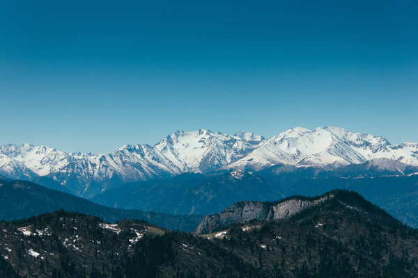 Удивительные виды на Кавказские горы. Снежные вершины, голубое небо, солнечный день
