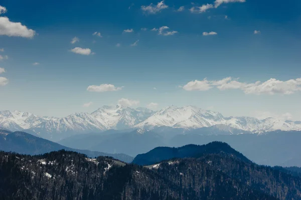 Montañas Con Picos Cubiertos Nieve Nubes Blancas Cielo Azul Cáucaso — Foto de Stock