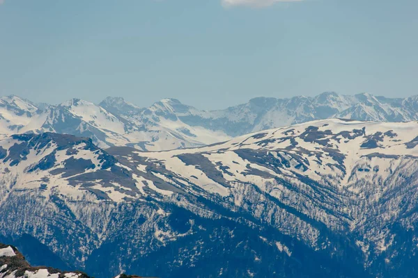 Schneebedeckte Gipfel Weiße Wolken Blauen Himmel Kaukasus — Stockfoto