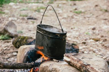 Park yerinde bir turist kampında bir yanan kömür ateşe Melon