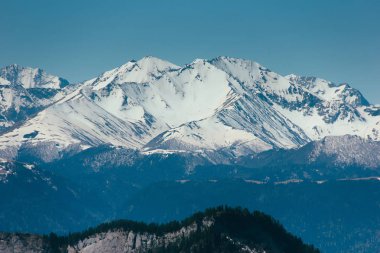 Muhteşem manzarasına Kafkasya dağlarında. Karla kaplı tepeler, mavi gökyüzü, güneşli bir gün