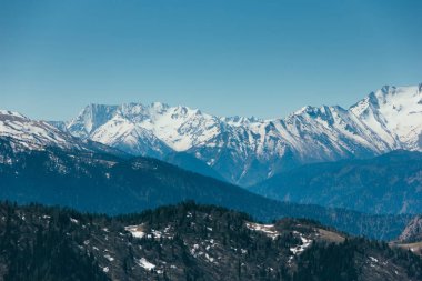 Muhteşem manzarasına Kafkasya dağlarında. Karla kaplı tepeler, mavi gökyüzü, güneşli bir gün