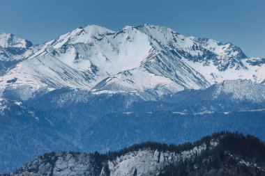 Güneşli havalarda rocky dağlarının karla kaplı tepeler manzara. Doğa ve seyahat kavramı. 