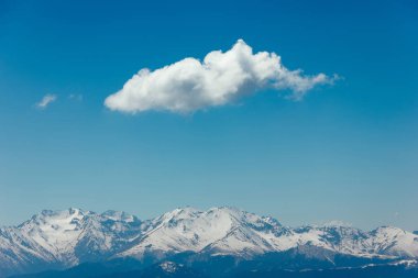 Kar, mavi gökyüzü, Caucasus üzerinde beyaz bulutlar dağların zirveleri ile kaplı