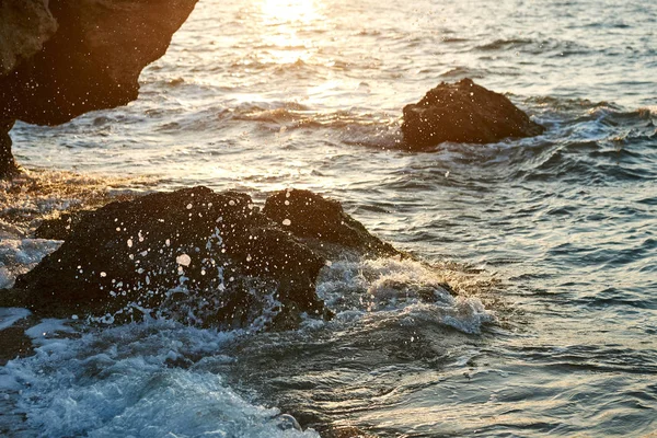 Sonnenuntergang Meer Goldsand Meereswellen Rollen Auf Sand Und Felsen — Stockfoto