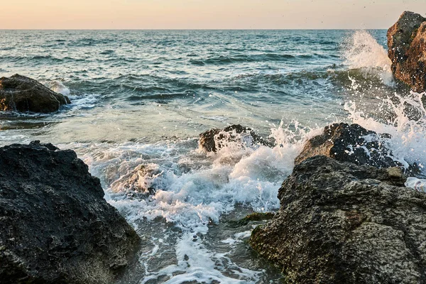 Sunset Seaside Gold Sands Sea Waves Roll Sands Rocks — Stock Photo, Image