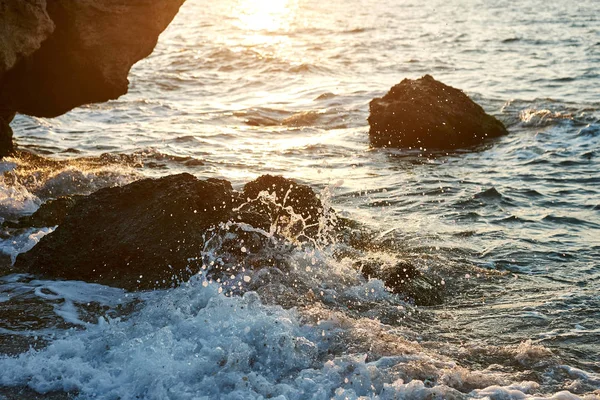 Spritzwellen Treffen Auf Felsen Mit Dem Schönen Sonnenuntergang Und Himmel — Stockfoto