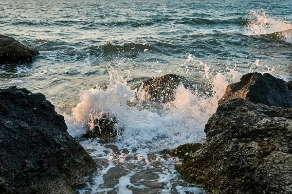 Sonnenuntergang Meer Goldsand Meereswellen Rollen Auf Sand Und Felsen — Stockfoto