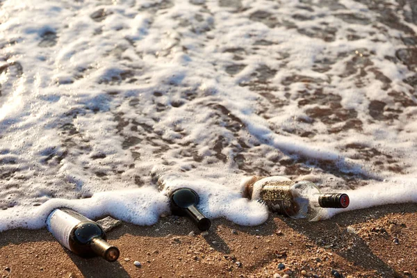 Eiskalte Flasche Steht Aufrecht Goldenen Sand Sommerabend Krim Ukraine 2018 — Stockfoto