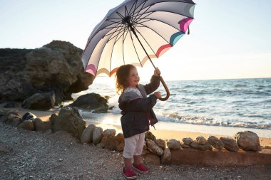                                Denizde oynayan mutlu çocuk. Çocuk dışarıda eğleniyor. Yaz tatili ve sağlıklı yaşam tarzı konsepti.                                