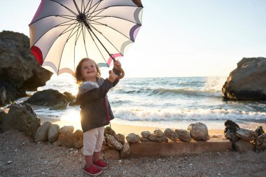                                Denizde oynayan mutlu çocuk. Çocuk dışarıda eğleniyor. Yaz tatili ve sağlıklı yaşam tarzı konsepti.                                