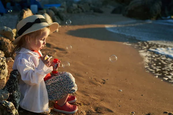 kız sahilde yaz tatillerini üzerinde oynama. Çocuklarda doğa güzel deniz, kum ve mavi gökyüzü. Mutlu çocuklar suda çalışan sahil vacations                               