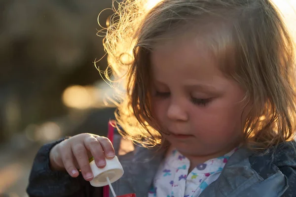 Denizde oynayan mutlu çocuk. Çocuk dışarıda eğleniyor. Yaz tatili ve sağlıklı yaşam tarzı konsepti.                                