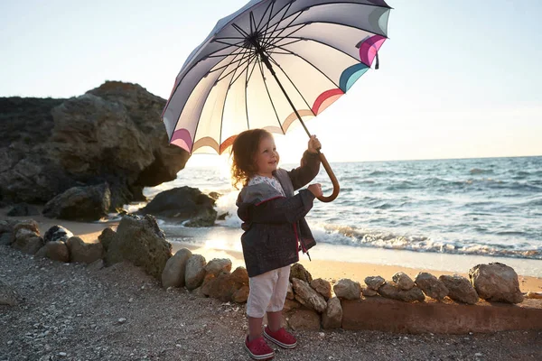                                Denizde oynayan mutlu çocuk. Çocuk dışarıda eğleniyor. Yaz tatili ve sağlıklı yaşam tarzı konsepti.                                