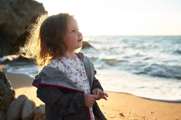                                Denizde oynayan mutlu çocuk. Çocuk dışarıda eğleniyor. Yaz tatili ve sağlıklı yaşam tarzı konsepti.                                