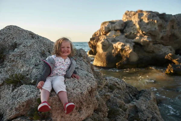                                Denizde oynayan mutlu çocuk. Çocuk dışarıda eğleniyor. Yaz tatili ve sağlıklı yaşam tarzı konsepti.                                