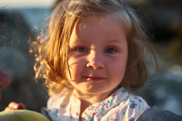                                Denizde oynayan mutlu çocuk. Çocuk dışarıda eğleniyor. Yaz tatili ve sağlıklı yaşam tarzı konsepti.                                