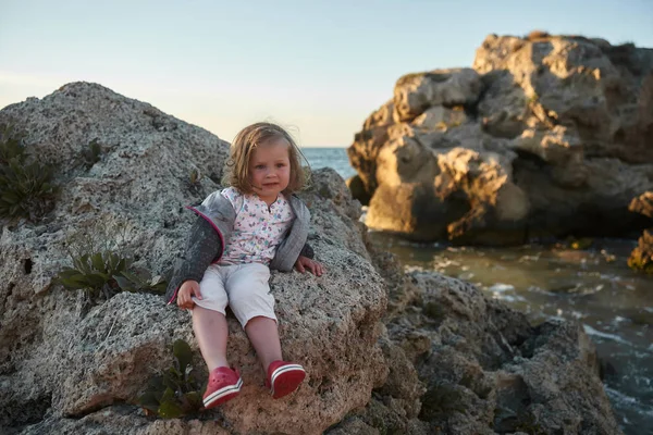                                Denizde oynayan mutlu çocuk. Çocuk dışarıda eğleniyor. Yaz tatili ve sağlıklı yaşam tarzı konsepti.                                