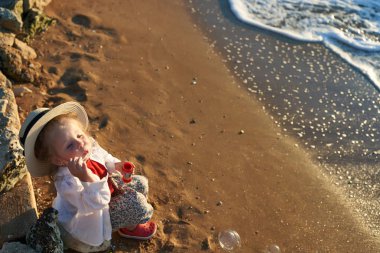 Deniz ve gökyüzü arka plan karşı plaj rahatlatıcı çocuk. Yaz tatil ve seyahat kavramı                               