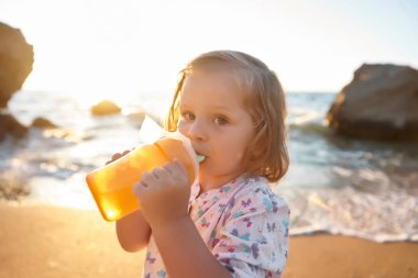 Deniz ve gökyüzü arka plan karşı plaj rahatlatıcı çocuk. Yaz tatil ve seyahat kavramı