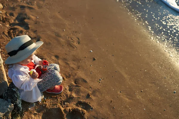 Bambino Rilassante Sulla Spiaggia Sullo Sfondo Del Mare Del Cielo — Foto Stock