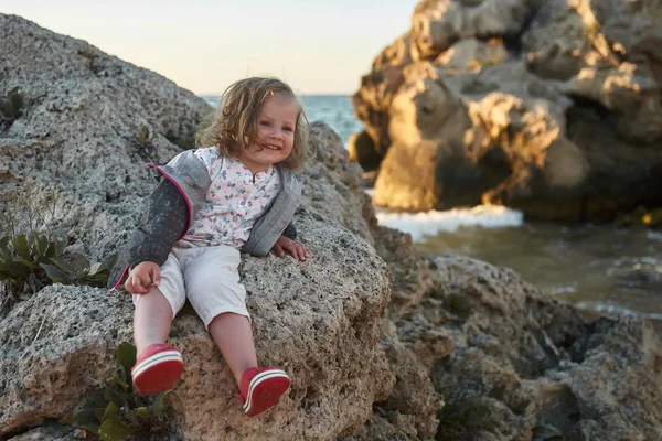 Deniz ve gökyüzü arka plan karşı plaj rahatlatıcı çocuk. Yaz tatil ve seyahat kavramı