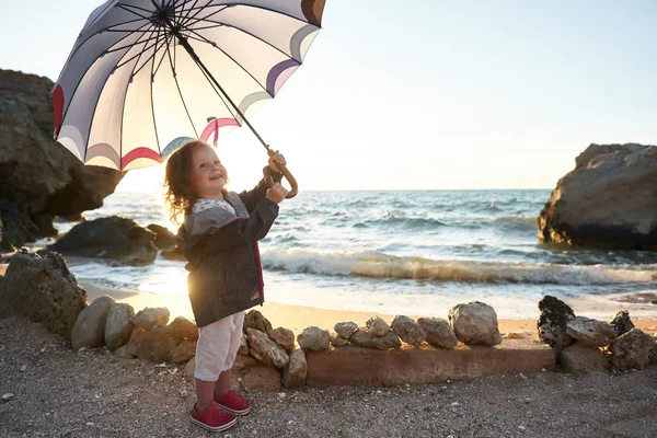 Deniz ve gökyüzü arka plan karşı plaj rahatlatıcı çocuk. Yaz tatil ve seyahat kavramı