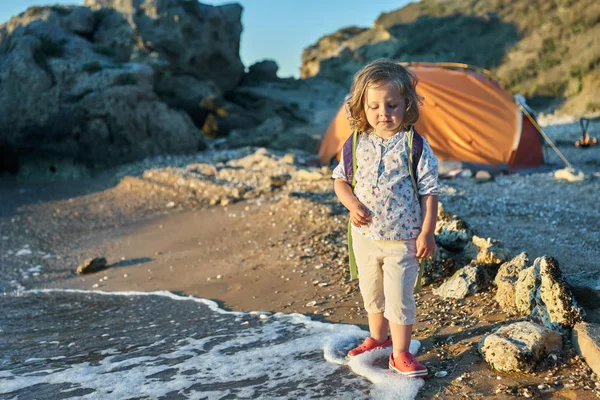 kız sahilde yaz tatillerini üzerinde oynama. Çocuklarda doğa güzel deniz, kum ve mavi gökyüzü. Mutlu çocuklar suda çalışan sahil vacations