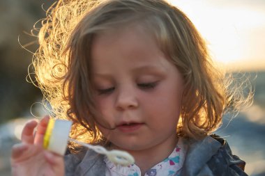 Deniz ve gökyüzü arka plan karşı plaj rahatlatıcı çocuk. Yaz tatil ve seyahat kavramı                               