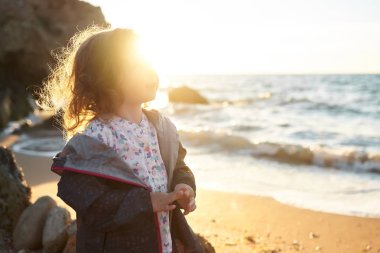 Deniz ve gökyüzü arka plan karşı plaj rahatlatıcı çocuk. Yaz tatil ve seyahat kavramı                               