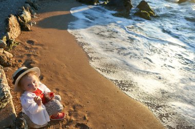 Deniz ve gökyüzü arka plan karşı plaj rahatlatıcı çocuk. Yaz tatil ve seyahat kavramı                               