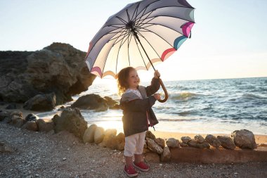 Deniz ve gökyüzü arka plan karşı plaj rahatlatıcı çocuk. Yaz tatil ve seyahat kavramı