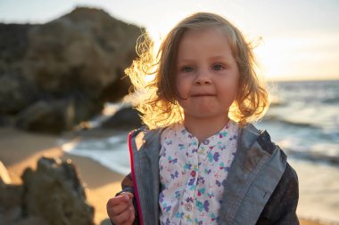 Deniz ve gökyüzü arka plan karşı plaj rahatlatıcı çocuk. Yaz tatil ve seyahat kavramı                                     