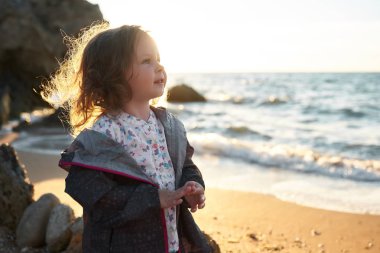 Deniz ve gökyüzü arka plan karşı plaj rahatlatıcı çocuk. Yaz tatil ve seyahat kavramı                                     