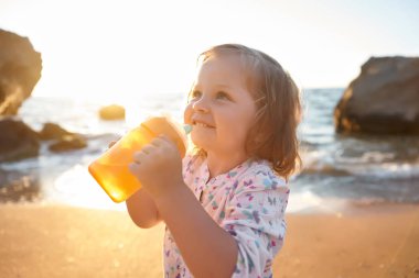 Deniz ve gökyüzü arka plan karşı plaj rahatlatıcı çocuk. Yaz tatil ve seyahat kavramı                                     
