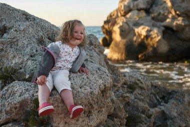 Deniz ve gökyüzü arka plan karşı plaj rahatlatıcı çocuk. Yaz tatil ve seyahat kavramı                                     