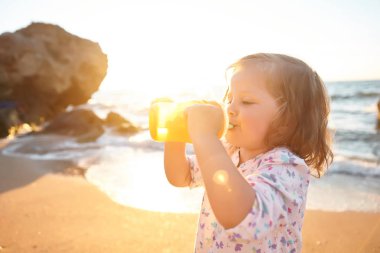 Deniz ve gökyüzü arka plan karşı plaj rahatlatıcı çocuk. Yaz tatil ve seyahat kavramı                                     