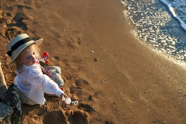 Bambino Rilassante Sulla Spiaggia Sullo Sfondo Del Mare Del Cielo — Foto Stock