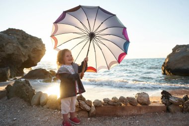 Deniz ve gökyüzü arka plan karşı plaj rahatlatıcı çocuk. Yaz tatil ve seyahat kavramı