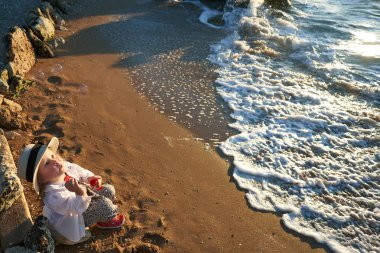 kız sahilde yaz tatillerini üzerinde oynama. Çocuklarda doğa güzel deniz, kum ve mavi gökyüzü. Mutlu çocuklar suda çalışan sahil vacations                               