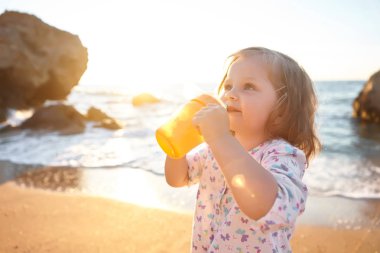 Denizde oynayan mutlu çocuk. Çocuk dışarıda eğleniyor. Yaz tatili ve sağlıklı yaşam tarzı konsepti.