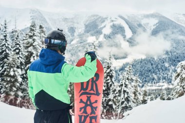 sporcu ile snowboard ayakta orman manzarası