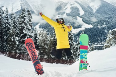 Bir snowboard yakınındaki bir tahta bir yamaçta atlıyor. Aşırı eğlenceli
