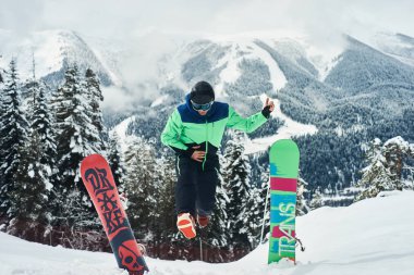 Bir snowboard yakınındaki bir tahta bir yamaçta atlıyor. Aşırı eğlenceli