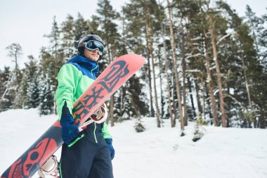 Snowboard üstüne yakın tepeye portre, kar dağların yamaçlarında snowboard snowboard tutun