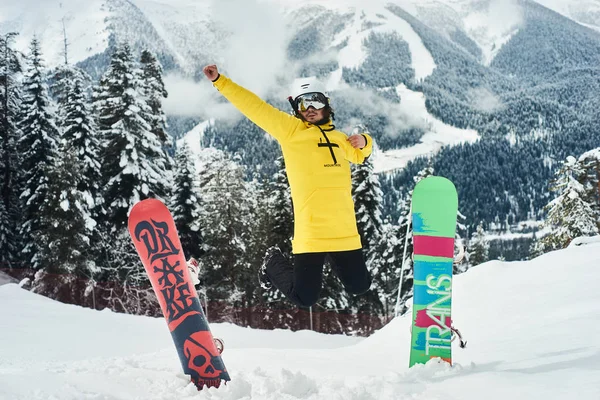 Snowboarder Está Pulando Uma Inclinação Perto Uma Placa Extrema Diversão — Fotografia de Stock