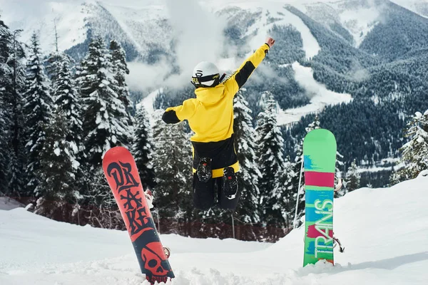 Сноубордист Прыгает Склоне Возле Доски Весело — стоковое фото