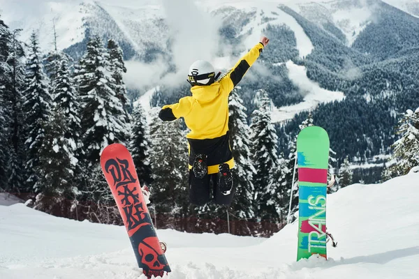 Bir snowboard yakınındaki bir tahta bir yamaçta atlıyor. Aşırı eğlenceli