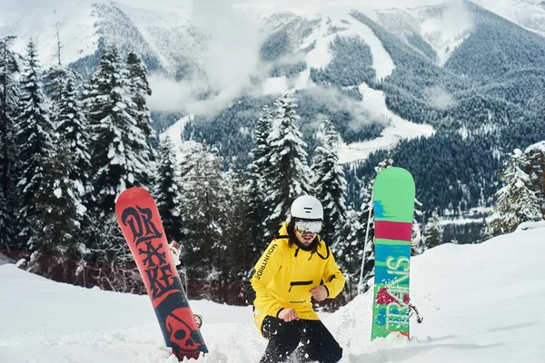 Arka planda derin mavi gökyüzü ile havada zıplayan snowboardcu